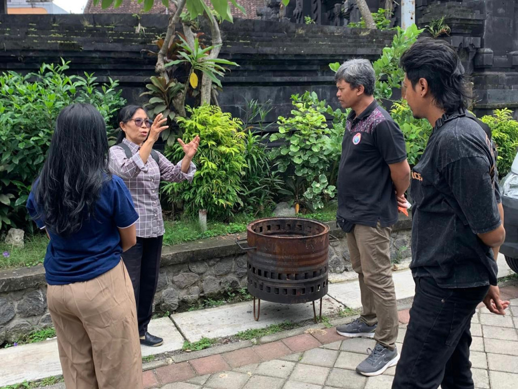 Lubang Biopori Jadi Solusi Sampah Organik di Tegal Luwih, Desa Dalung